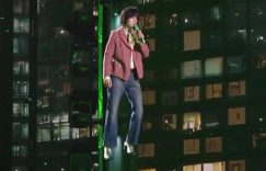 湖南台跨年晚会惊险一刻：王一博安全扣松了，直接飞起把何炅他们都吓傻了缩略图