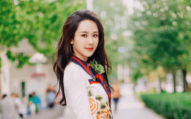 杨紫为考试错过演出急哭，曾被换角如今成顶流女主