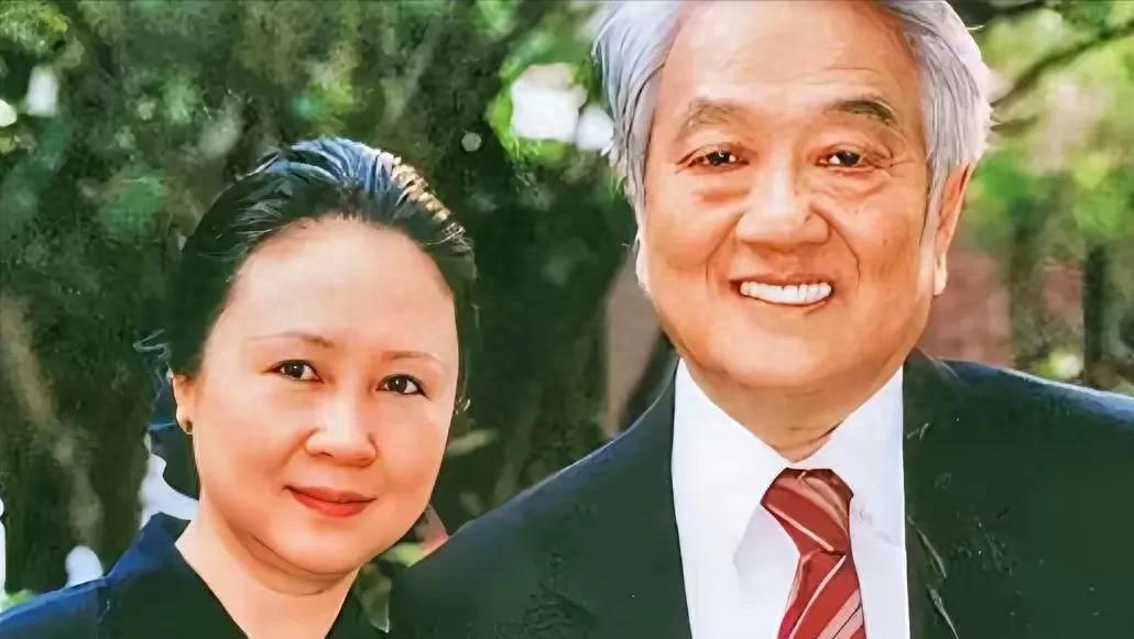 平鑫涛天天给琼瑶送花写情书，背地里却跟林婉珍说：琼瑶没眉毛