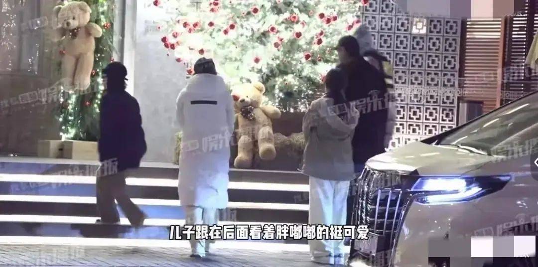 陈好一家五口和朋友聚餐，戴眼镜穿衬衫享受惬意时光