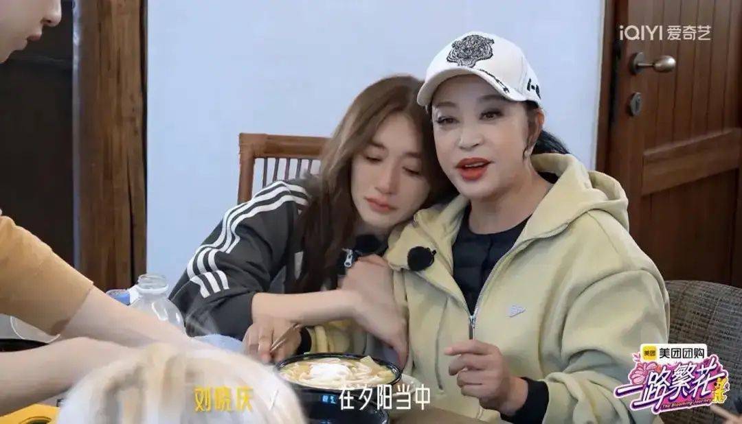 蔡明向太重庆行不愿住酒店，直接找刘晓庆家蹭住，原因让人笑喷
