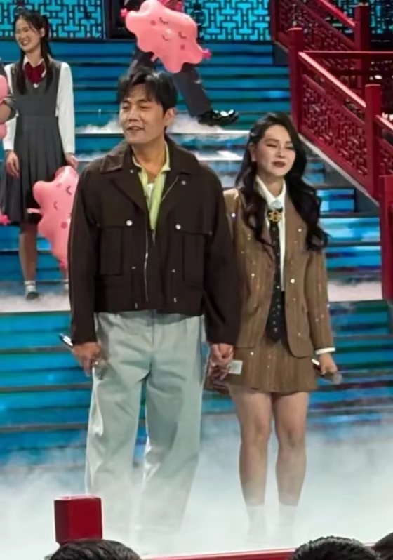 伊能静秦昊辽宁春晚后台现身，她穿裙子冻得直哆嗦，婆婆陪着