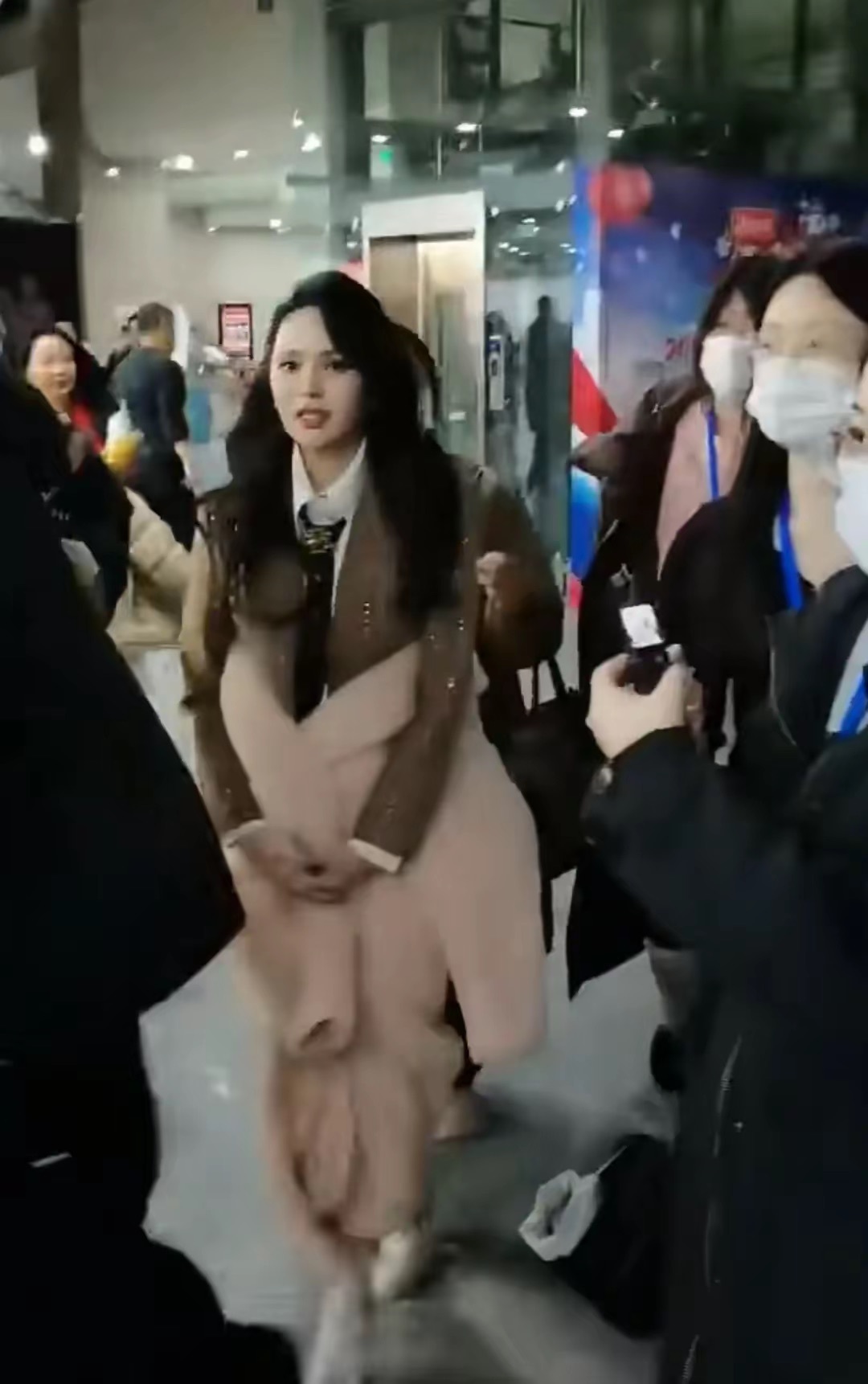 伊能静秦昊辽宁春晚后台现身，她穿裙子冻得直哆嗦，婆婆陪着
