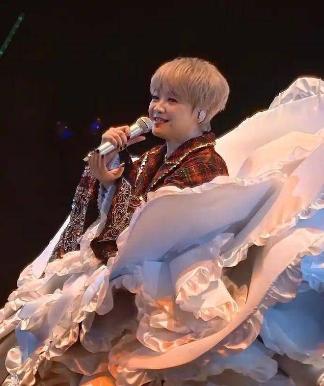 陈慧娴演唱会上不小心摔倒，59岁穿高跟鞋踩到裙子边边