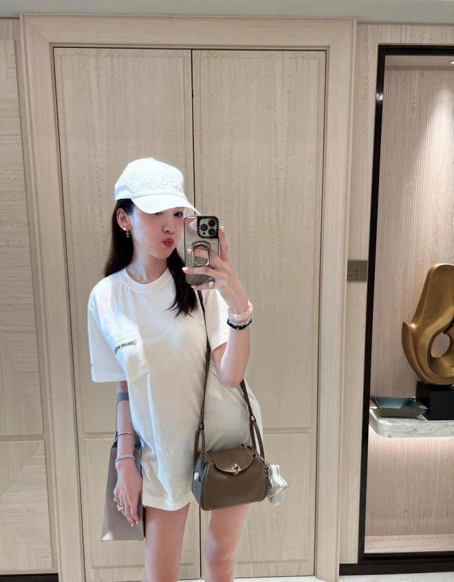 林志颖老婆陈若仪带孩子游新加坡，看起来就像个小姑娘，哪像个有仨娃的妈呀