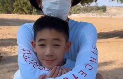 陈小春带全家去迪拜旅游，小儿子骑骆驼吓哭了缩略图