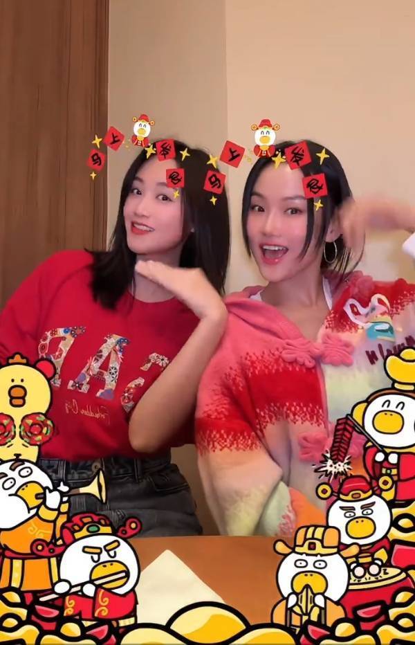 蓝盈莹和黄龄一块儿跳舞，笑容超甜的手势舞同框瞬间