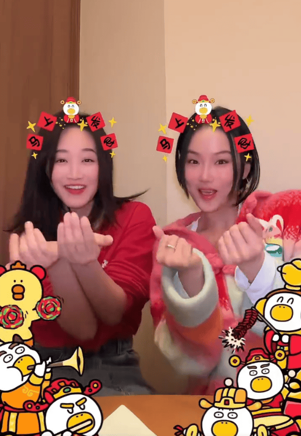蓝盈莹和黄龄一块儿跳舞，笑容超甜的手势舞同框瞬间