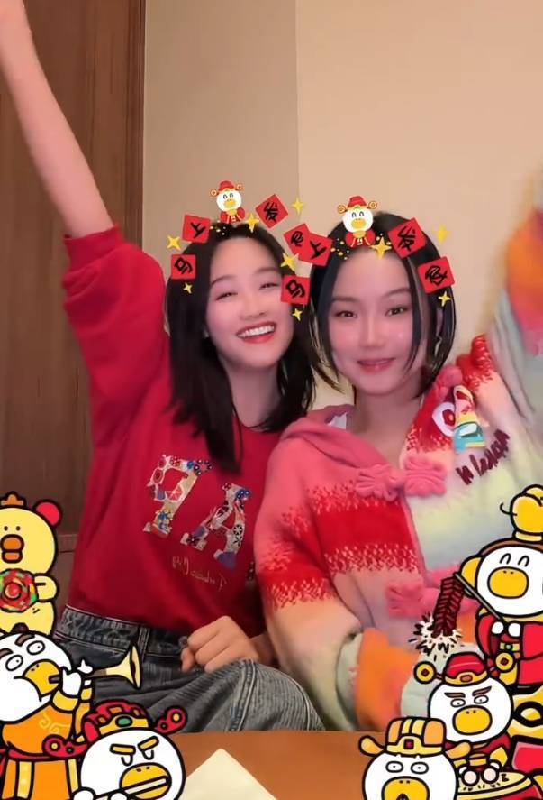 蓝盈莹和黄龄一块儿跳舞，笑容超甜的手势舞同框瞬间