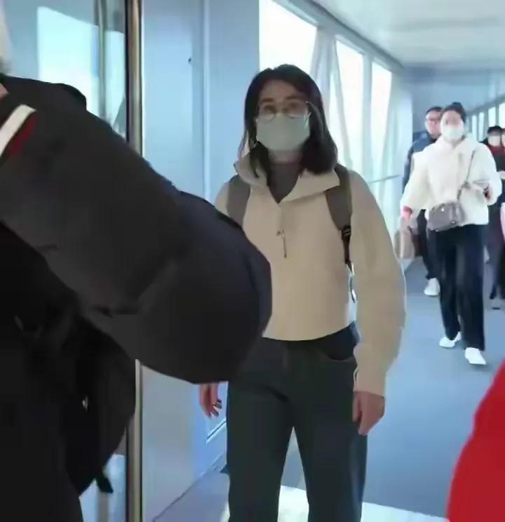 霍启刚去亚冬会玩，弯腰递证，弟媳跟着，老爸霍震霆讲话