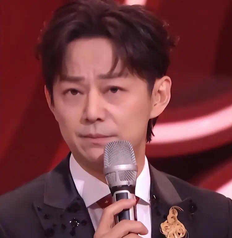50岁的何炅在长沙独自吃粉被抓拍，穿红大衣超亲切，单身生活也热闹