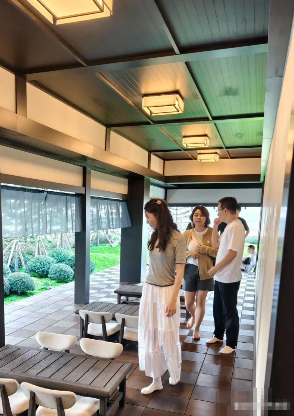 金晨和家人在阿那亚偶遇，姐姐金梦变胖了，外甥超帅！
