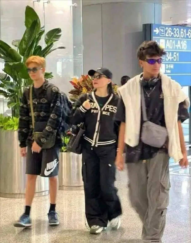 龚琳娜带儿子同学回家过年，包汤圆的场景超暖心