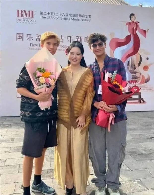龚琳娜带儿子同学回家过年，包汤圆的场景超暖心