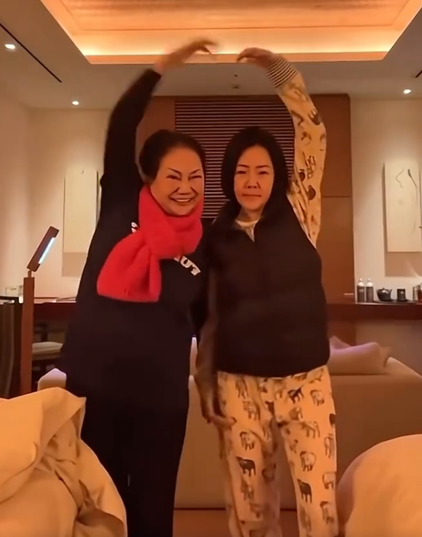 大S走了十天，S妈连发三条动态想女儿