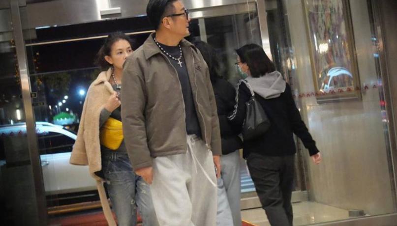 61岁的孙兴和54岁的林美贞手牵手回家，甜得像初恋，真为他们高兴！