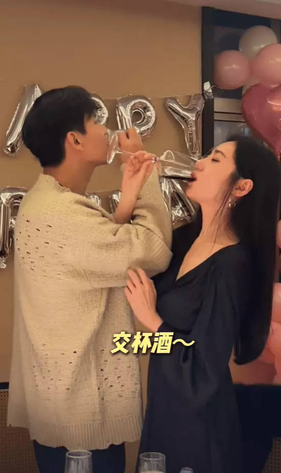 于晓光爸妈给秋瓷炫办生日宴，全家扭秧歌拍照笑翻天