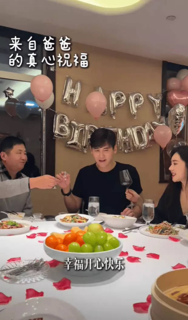 于晓光爸妈给秋瓷炫办生日宴，全家扭秧歌拍照笑翻天