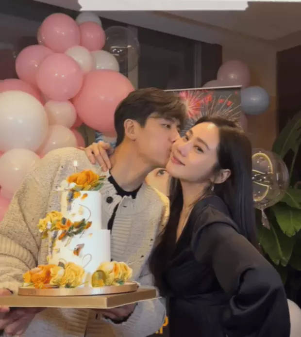 于晓光爸妈给秋瓷炫办生日宴，全家扭秧歌拍照笑翻天