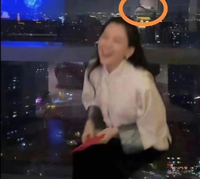 汪峰带着小19岁的女友在成都逛街，她穿牛仔裤超辣，颜值快赶上章子怡了！