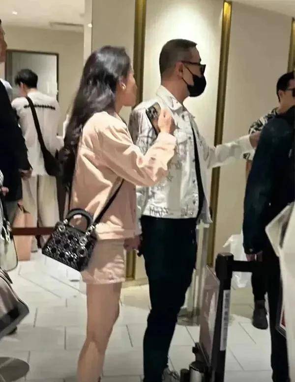 汪峰带着小19岁的女友在成都逛街，她穿牛仔裤超辣，颜值快赶上章子怡了！
