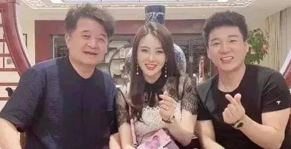 毕福剑65岁又当爸爸了，80后教授妻子首次露面，这年龄差也是没谁了