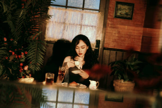 唐嫣复古装扮真亮眼：黑裙配黑发红唇，美到让人无法移开视线