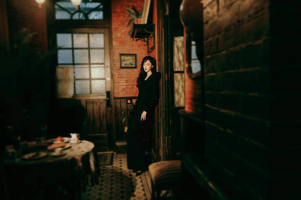 唐嫣复古装扮真亮眼：黑裙配黑发红唇，美到让人无法移开视线