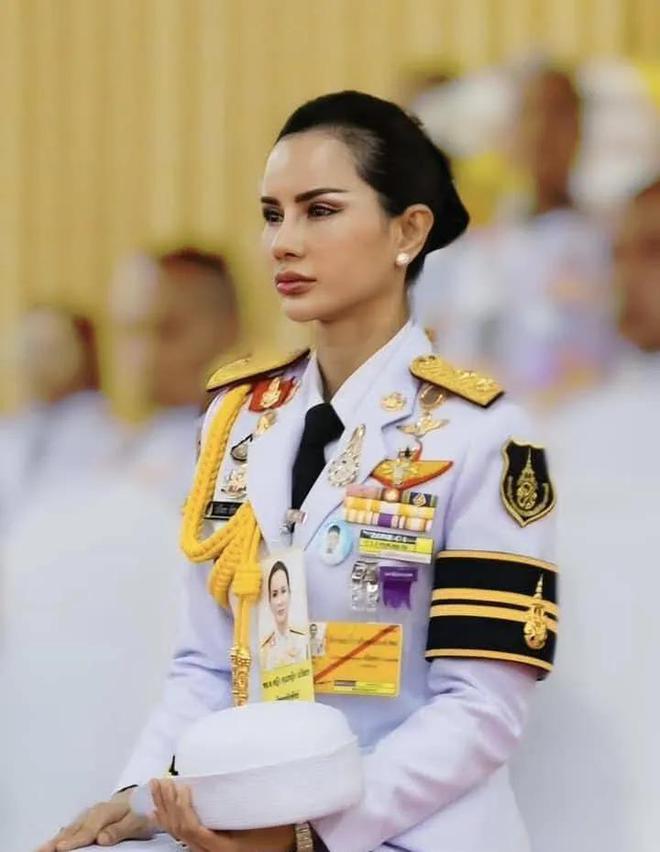 泰国小42岁受宠妃子：瘦巴巴的一脸苦相，以前是苏提达王后的跟班