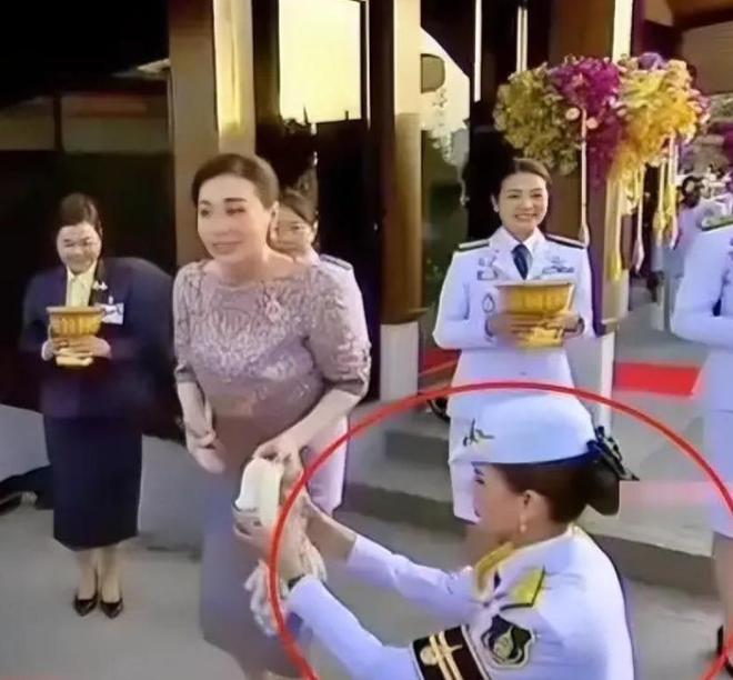 泰国小42岁受宠妃子：瘦巴巴的一脸苦相，以前是苏提达王后的跟班