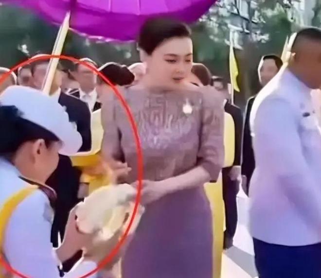 泰国小42岁受宠妃子：瘦巴巴的一脸苦相，以前是苏提达王后的跟班