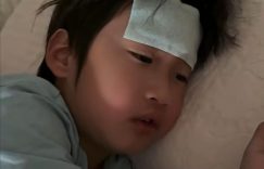 冉莹颖小儿子羲羲得了甲流，高烧呕吐还咳血，却硬是没去医院！缩略图