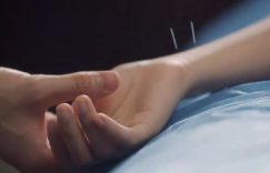 2025年开年超甜剧今晚开播啦！张凌赫首次挑战禁欲风中医，江苏台要火啦！缩略图