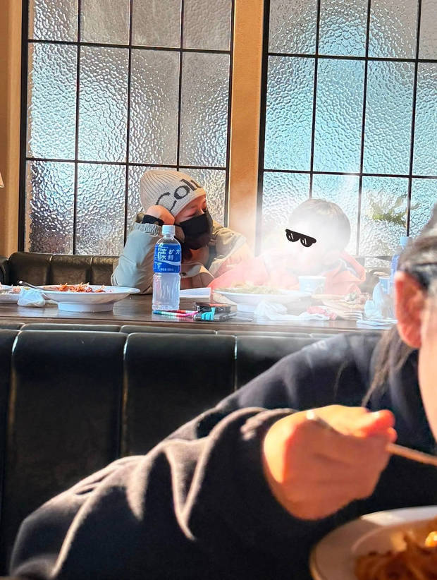 网友偶遇陈妍希离婚前带儿子游玩，戴婚戒素颜现身，笑容满面