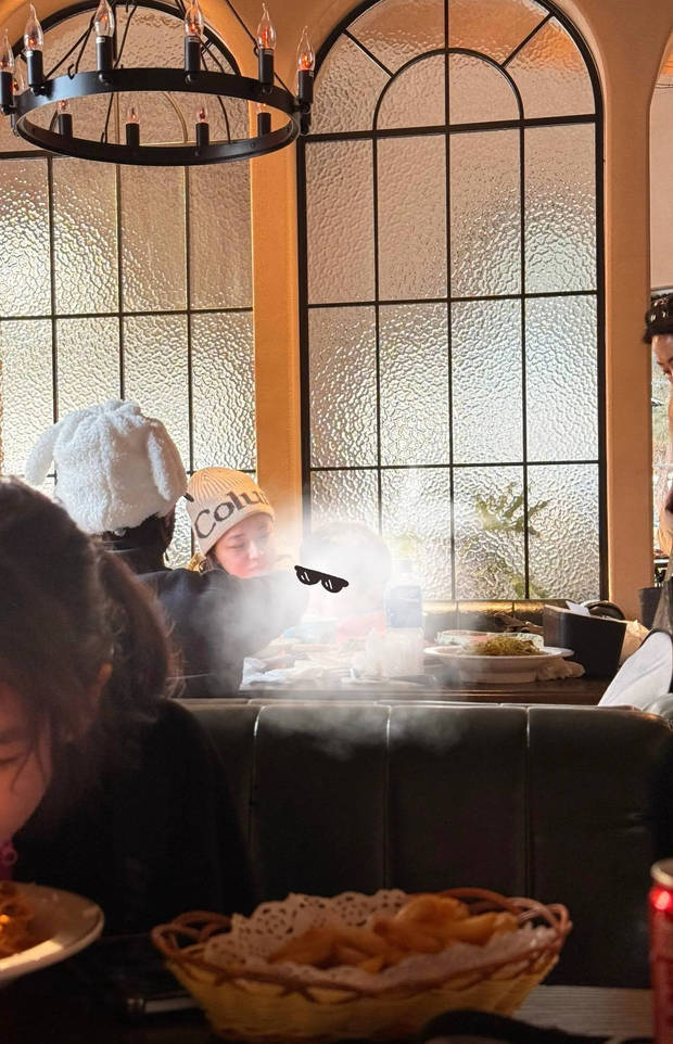 网友偶遇陈妍希离婚前带儿子游玩，戴婚戒素颜现身，笑容满面