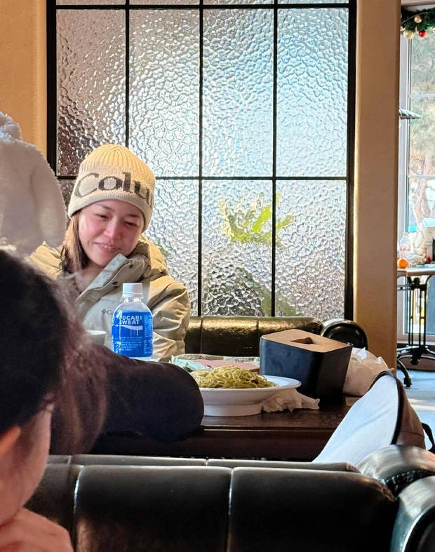 网友偶遇陈妍希离婚前带儿子游玩，戴婚戒素颜现身，笑容满面