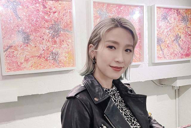 44岁TVB女星有新欢了，和小两岁的星二代玩姐弟恋！