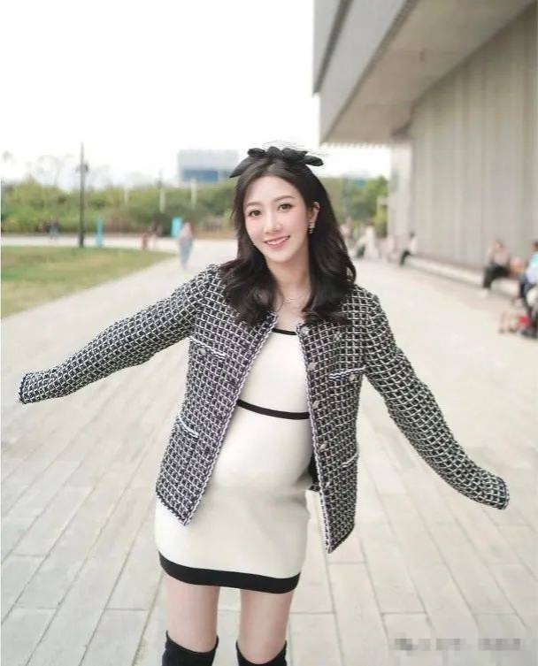 何依婷挺着7个月孕肚庆生！少女感十足，身材一点没变，妈妈级女星真幸福