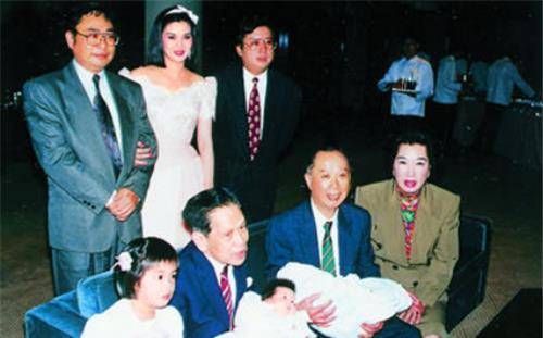 她曾是体操界的女神，为还老爸的债被迫嫁人，如今和80多岁的富豪分道扬镳了
