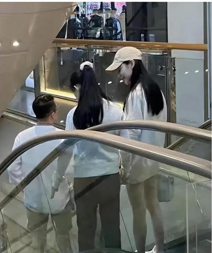 大S的女儿11岁就挺懂事，汪小菲问她想不想回北京，小玥儿没吭声