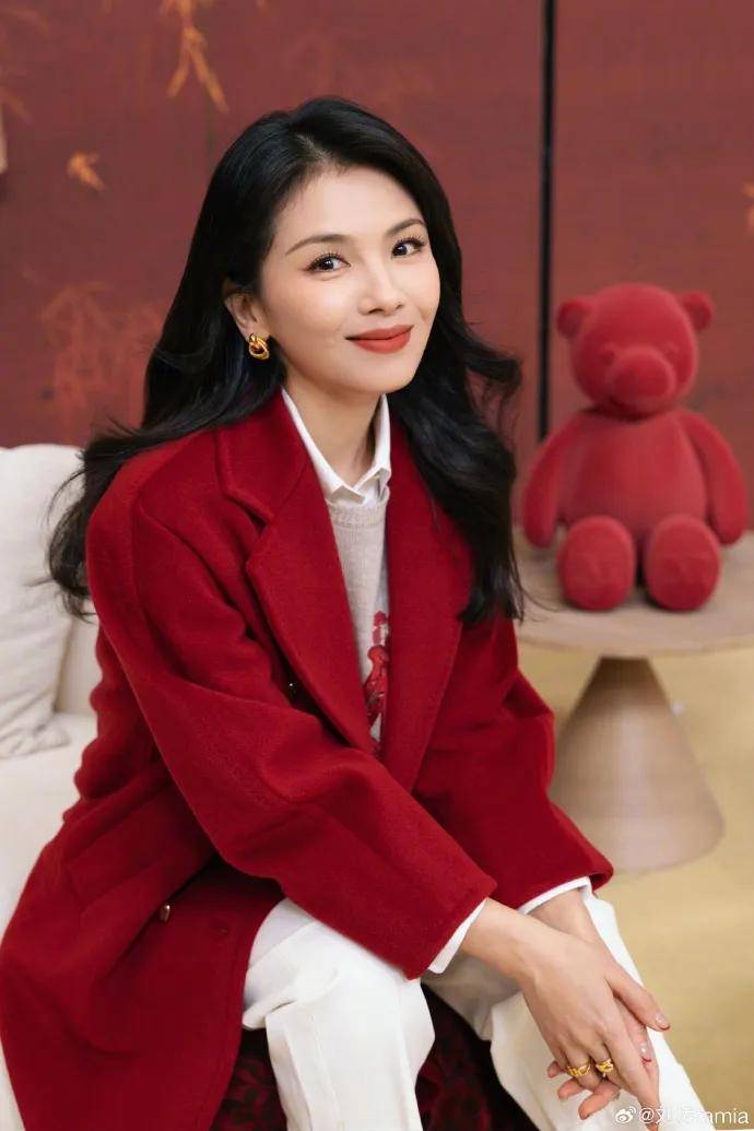 刘涛和路人拍照，46岁看起来就像20岁的妹子，穿红大衣超显年轻！