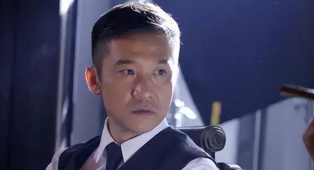 黄志忠离婚那天哭成了泪人，就因为儿子说了这句话，55岁了还没再找对象