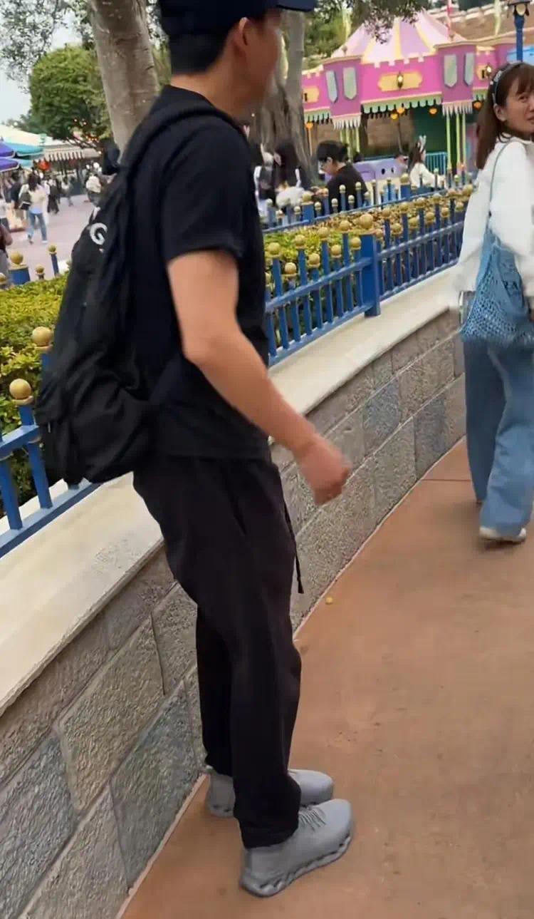 王阳和家人在香港逛街被搅局，高斯不开心自己溜达了