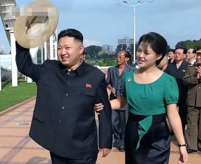 金正恩为啥那么专一？他爸有4个老婆，爷爷有3个，他却只爱李雪主？