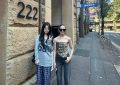 31岁的昆凌在澳洲街头玩疯了，拿丝巾当上衣，这也太酷了吧？缩略图