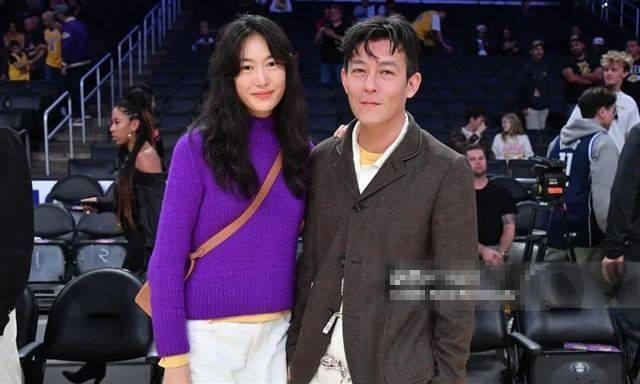 44岁的陈冠希带着老婆秦舒培看NBA，样子有点沧桑瘦弱