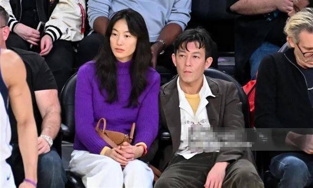 44岁的陈冠希带着老婆秦舒培看NBA，样子有点沧桑瘦弱