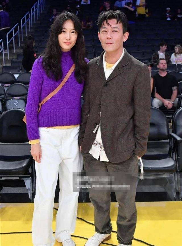 44岁的陈冠希带着老婆秦舒培看NBA，样子有点沧桑瘦弱