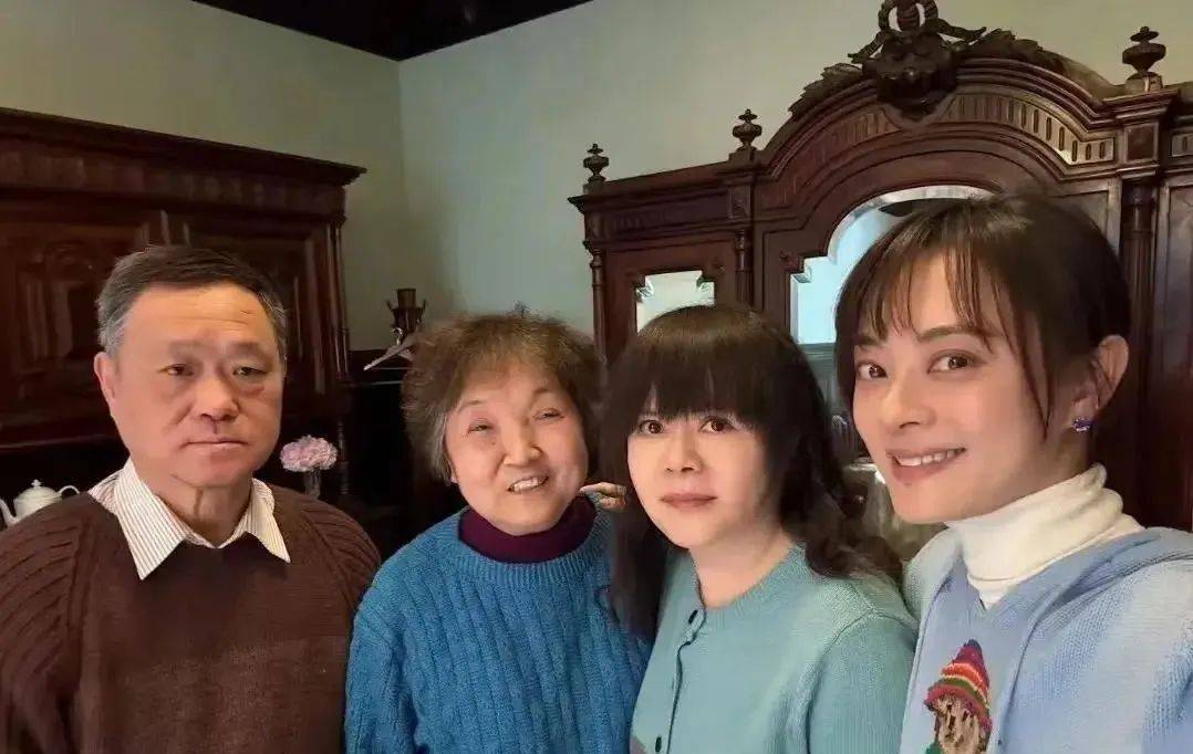 孙俪和妈妈聚会，孙妈换了新发型超显年轻，还有孙俪家小宝宝的照片被曝光了