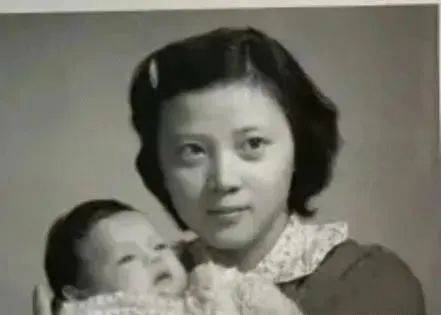 孙俪和妈妈聚会，孙妈换了新发型超显年轻，还有孙俪家小宝宝的照片被曝光了